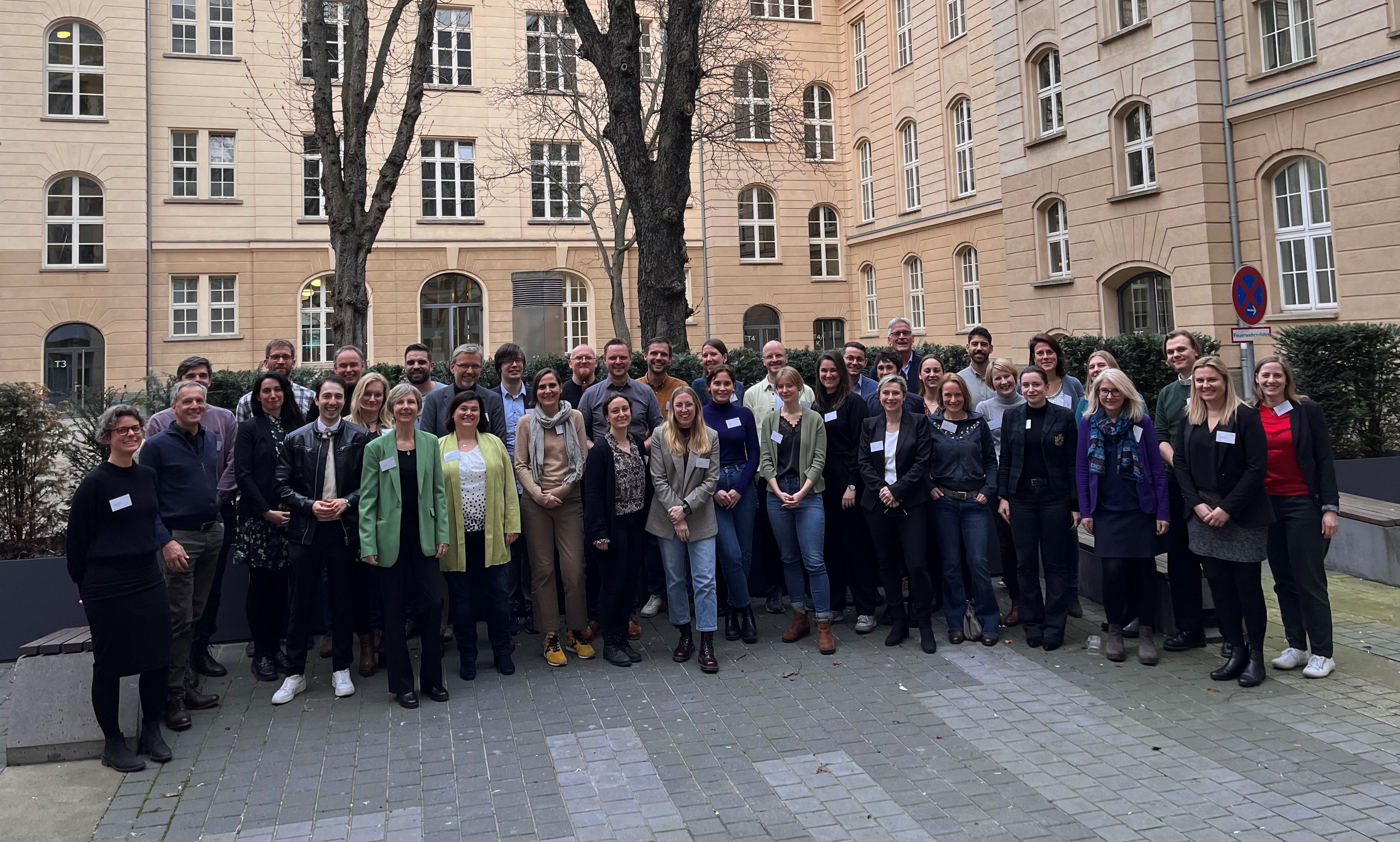 Gruppenfoto vom KTS-Konsortialtreffen in einem Innenhof