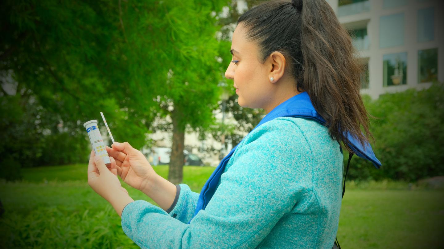 Eine Frau mit einem Messtäbchen