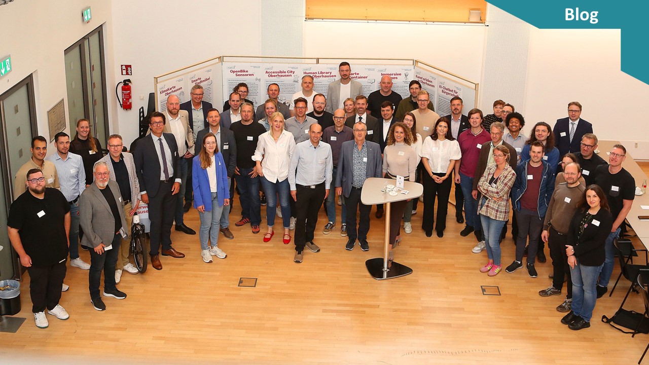 Gruppenbild frontal aufgenommen in einer Veranstaltungshalle