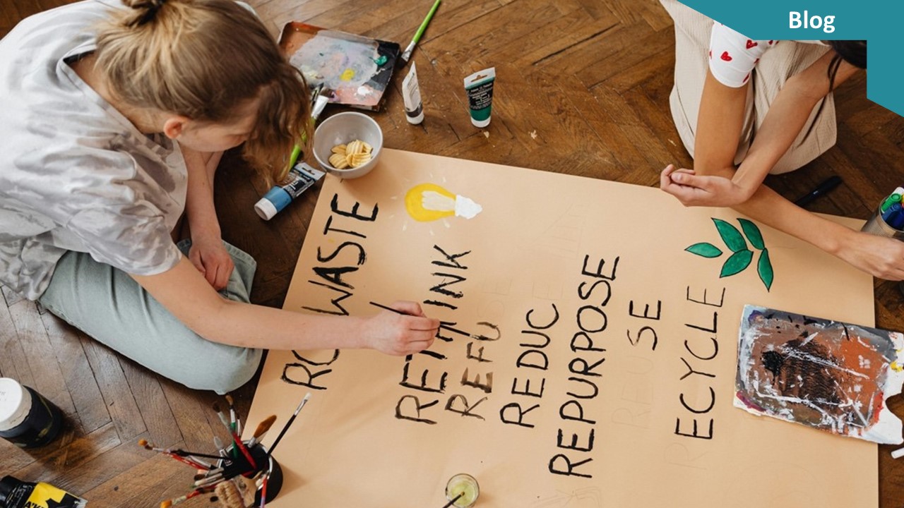 Jugendliche malen ein Plakat