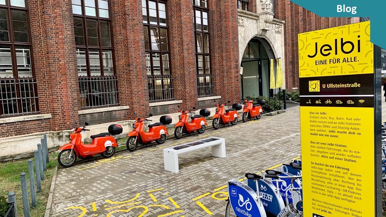 E-Roller und Leihfahrräder vor einem Gebäude