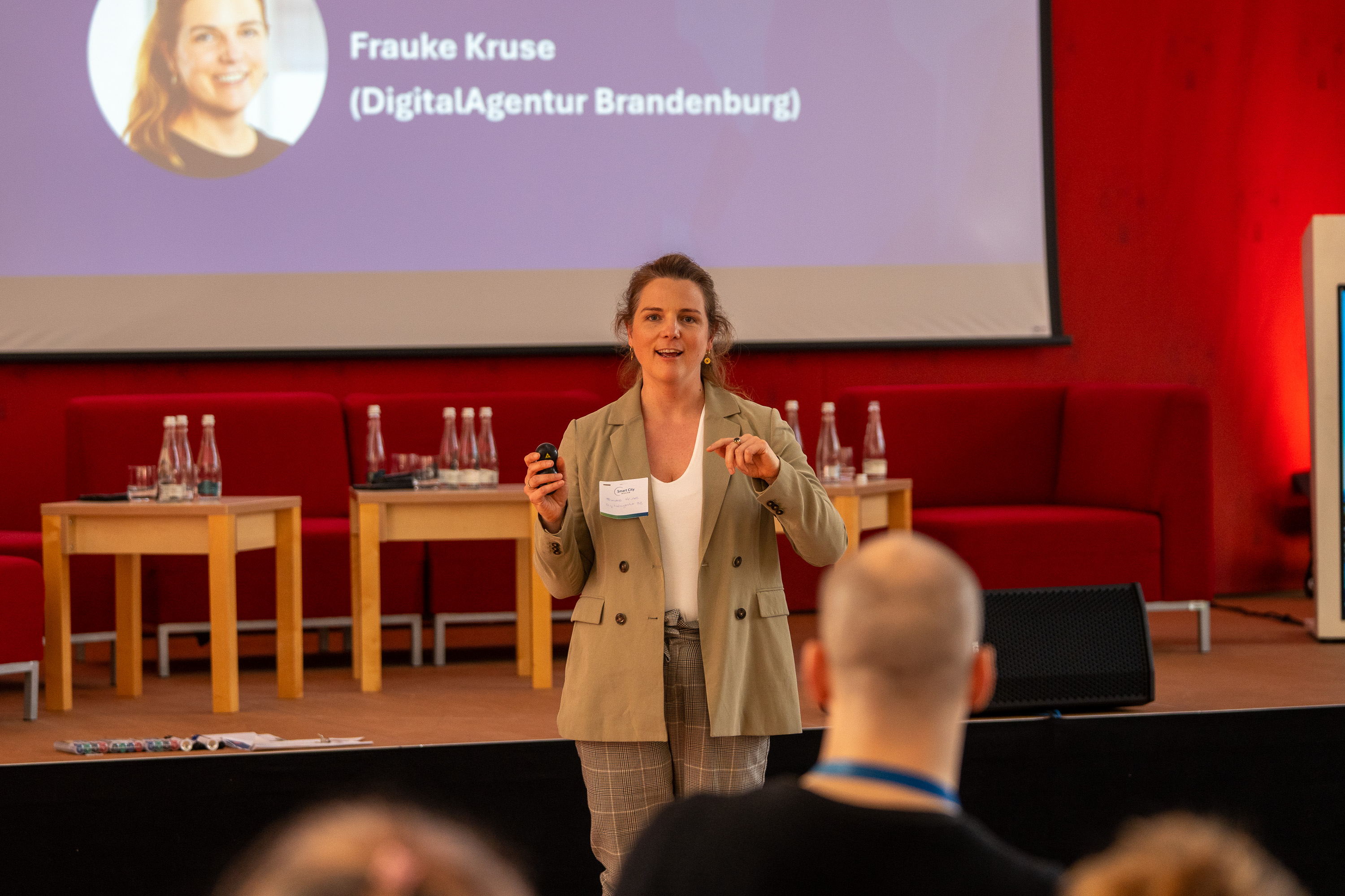 Frau hält Vortrag 