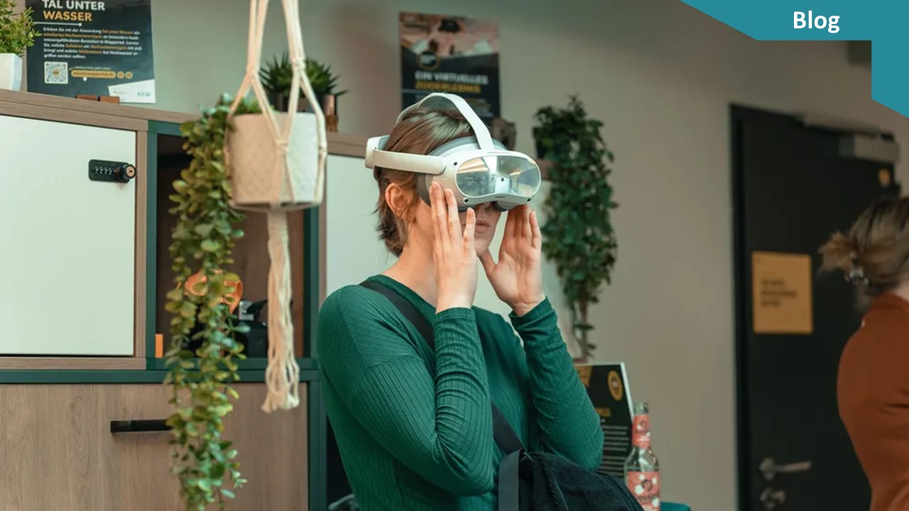 Eine Frau mit einer VR-Brille in einem Raum