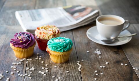 Kaffee und Kuchen mit Zeitung