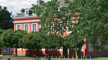 Blick auf den Eingang und das Universitätsgebäude in Oberhausen